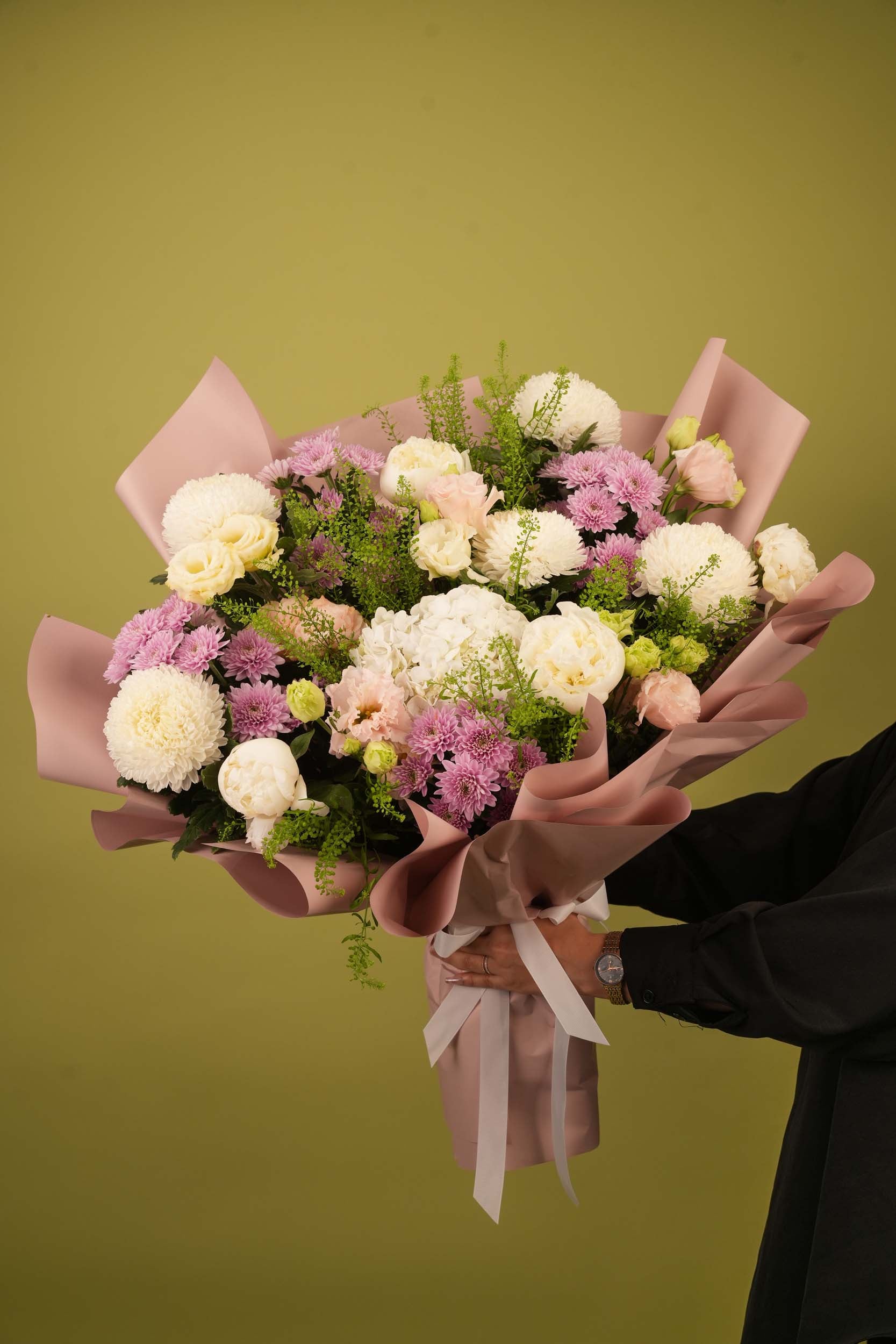 Rosé Dreams – Blush Lisianthus & White Chrysanthemum Bouquet