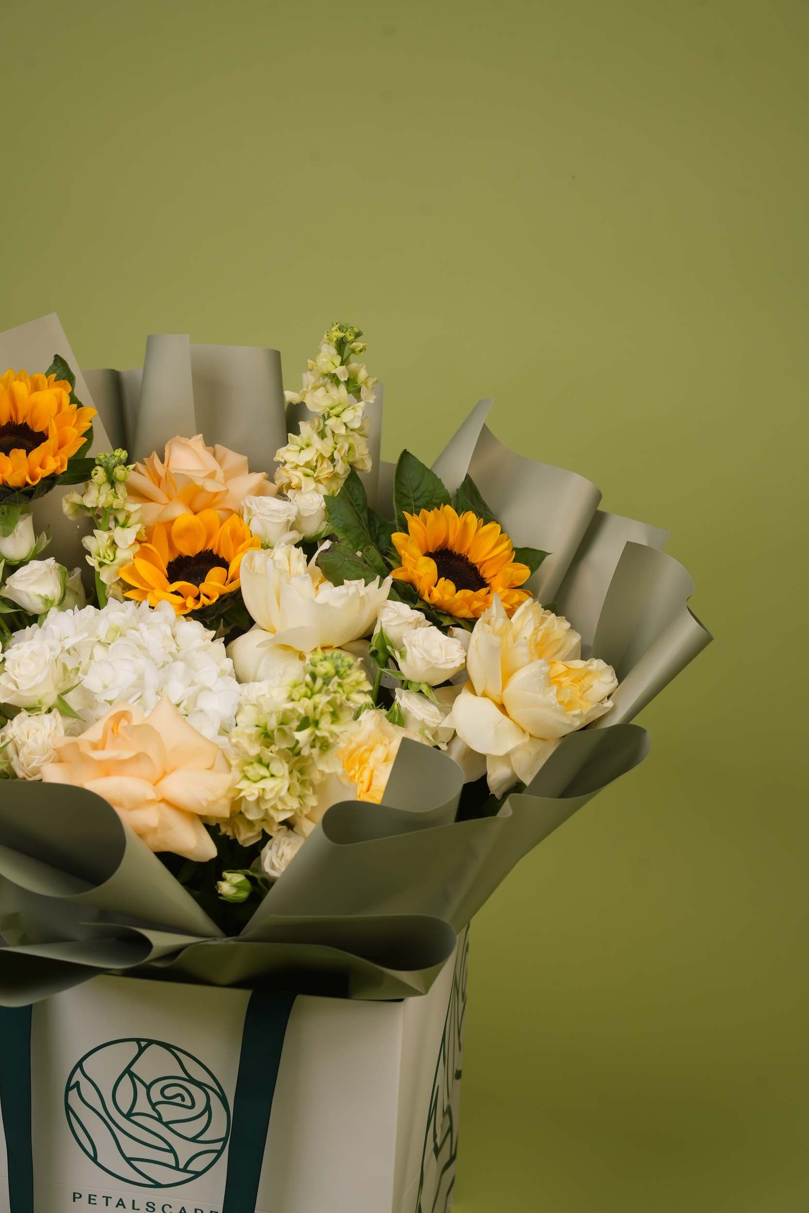 Solar radiance – Sunflower & White Rose Gift Bag Bouquet
