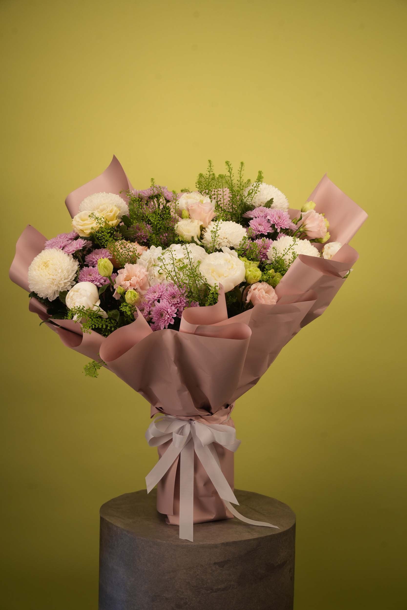 Rosé Dreams – Blush Lisianthus & White Chrysanthemum Bouquet