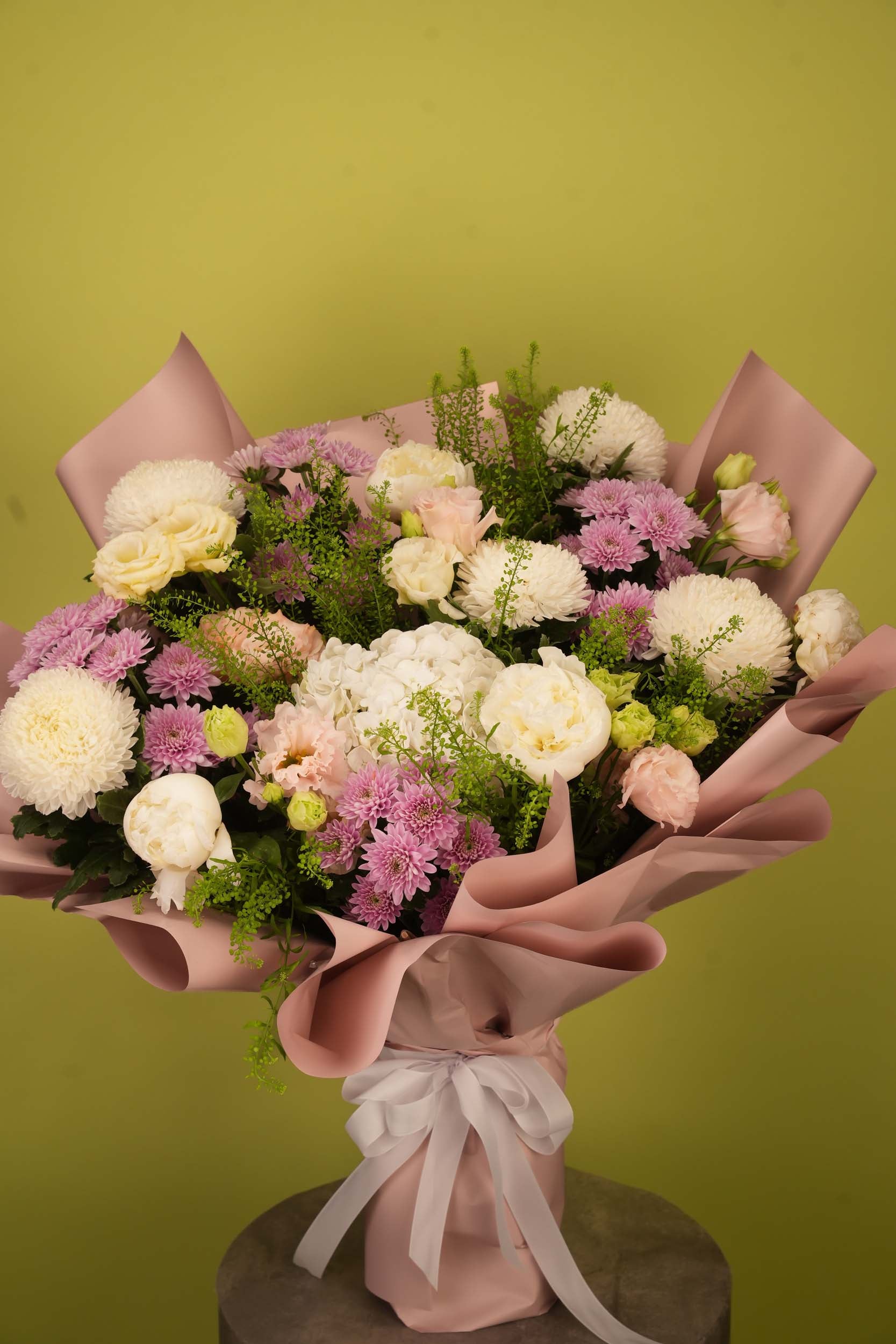 Rosé Dreams – Blush Lisianthus & White Chrysanthemum Bouquet